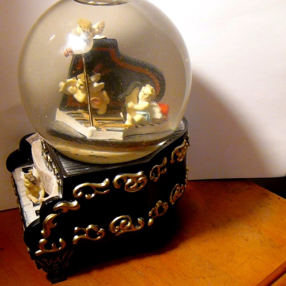 Berkeley Designs Snowglobe 100mm Piano w / Cherubs Tune Claire De Lune